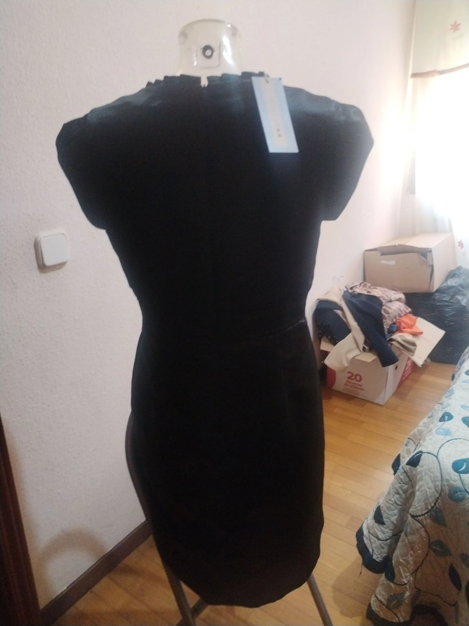 Un vestido de fiesta en negro con un toque en la cintura de flores y piedras – photo 5